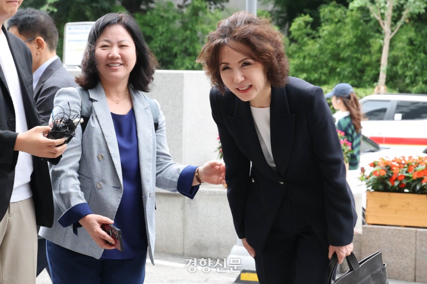 이진숙 부총리 겸 교육부 장관 후보자가 지난달 30일 서울 여의도에 마련된 인사청문회 사무실로 출근하며 취재진을 향해 인사하고 있다.  성동훈 기자