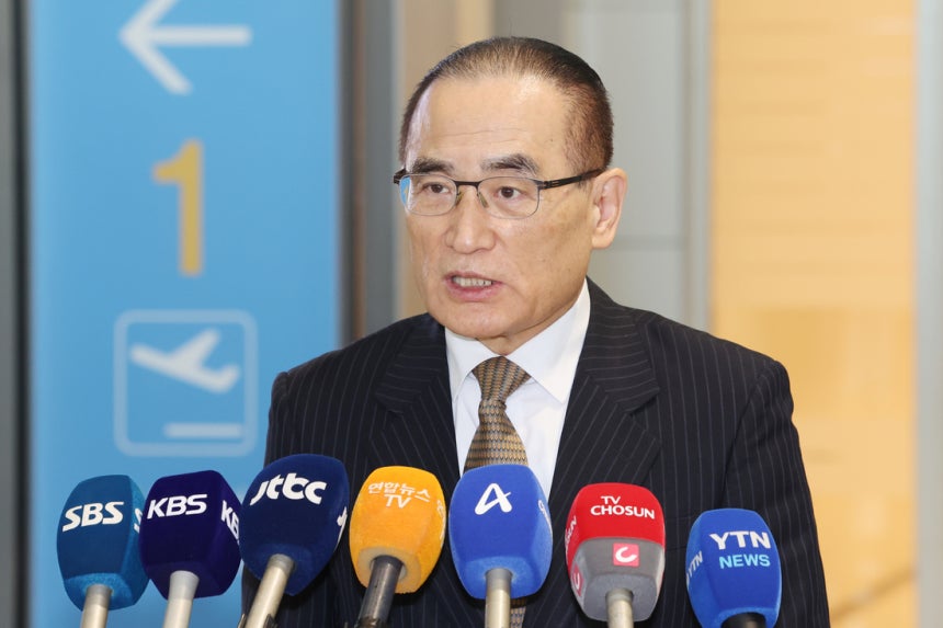 위성락 국가안보실장이 방미 일정을 위해 6일 인천국제공항을 통해 미국 워싱턴으로 출국하기 앞서 취재진의 질문에 답하고 있다. 연합뉴스