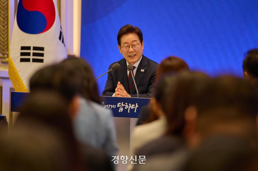 이재명 대통령이 3일 서울 종로구 청와대 영빈관에서 열린 취임 첫 공식 기자회견 ‘대통령의 30일, 언론이 묻고 국민에게 답하다’에 참석해 기자들의 질문에 답하고 있다.  대통령실 제공