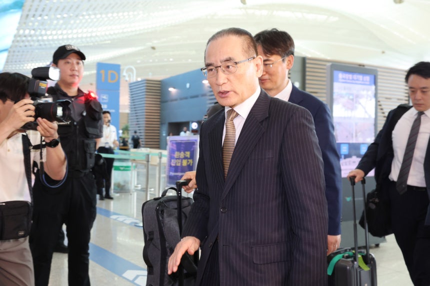 위성락 국가안보실장이 방미 일정을 위해 6일 미국 워싱턴으로 출국하기 위해 인천국제공항 출국장을 통과하고 있다. 연합뉴스
