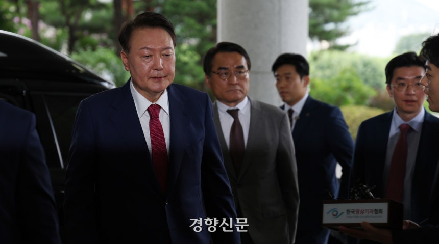 윤석열 전 대통령이 지난 5일 오전 서울 서초구 서울고검에 마련된 내란특검 사무실에 피의자 신분으로 출석하고 있다. 문재원 기자