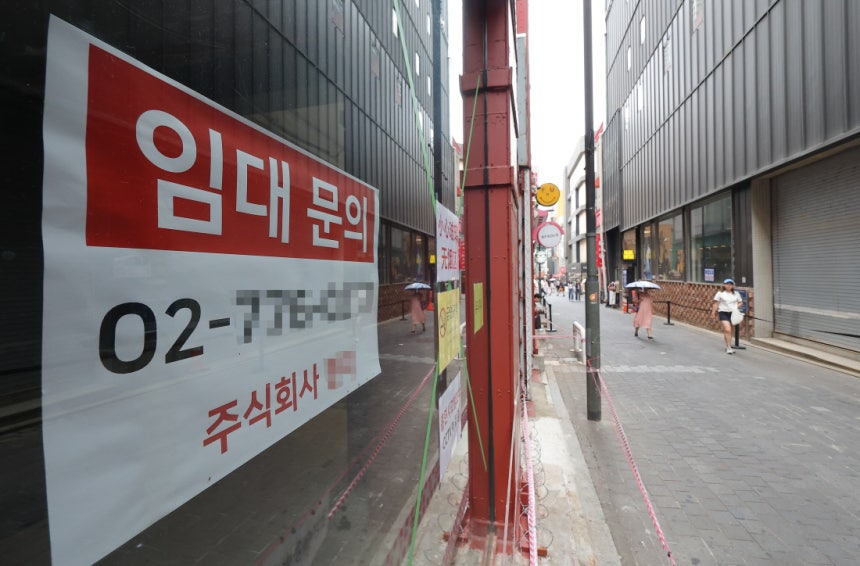 명동 거리 곳곳 ‘빈 점포’ 지난해 폐업 신고를 한 사업자가 사상 처음으로 100만명을 넘어섰다. 국세청에 따르면 지난해 폐업 신고를 한 사업자는 100만8282명으로, 1995년 통계 집계 이래 최다였다. 6일 서