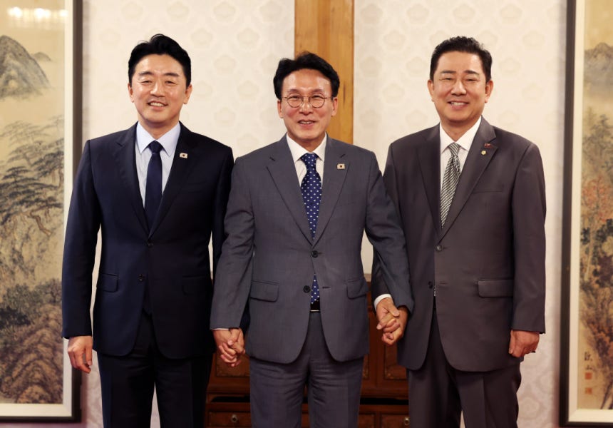 손에 손잡고 이재명 정부 첫 고위당정협의회가 6일 서울 종로구 삼청동 국무총리 공관에서 열려 강훈식 대통령비서실장과 김민석 국무총리, 김병기 더불어민주당 대표 직무대행 겸 원내대표가 기념촬영을 하고 있다. 사진공동취