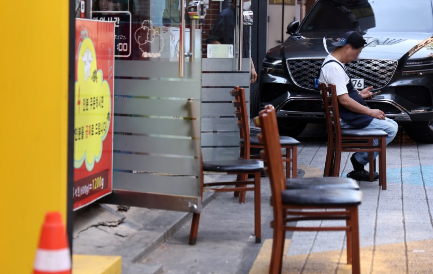 내수 경기 침체가 장기화하는 가운데 대표적인 내수 업종인 숙박·음식점업의 금융권 대출액이 90조원을 넘어섰다. 사진은 지난달 12일 서울의 한 식당가. 연합뉴스