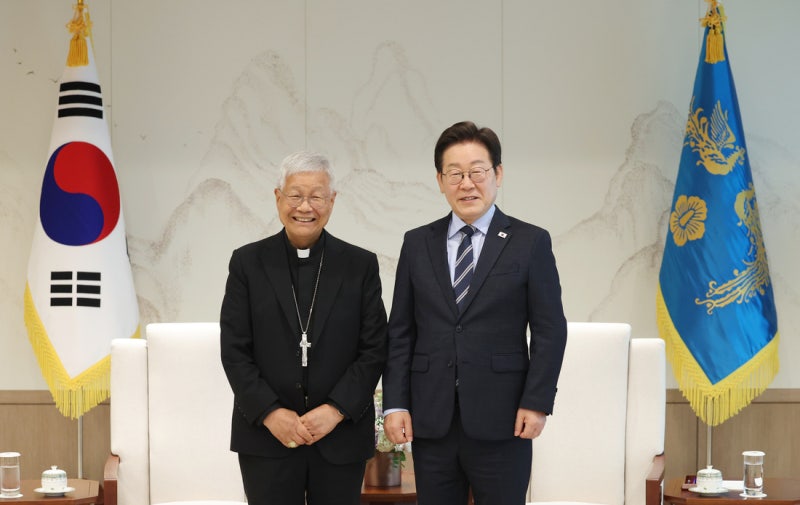 이 대통령 “<b>교황</b> 북한 한 번 들러달라”···유흥식 추기경 “로마 초...