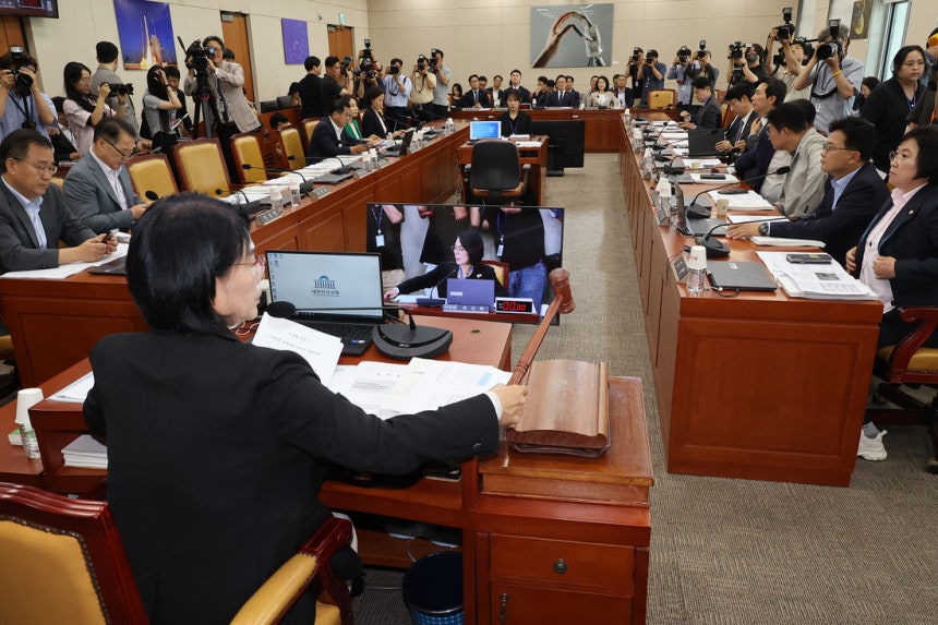 7일 국회에서 열린 과학기술정보통신위원회 전체회의에서 위원장인 최민희 더불어민주당 의원이 의사봉을 두드리고 있다. 연합뉴스