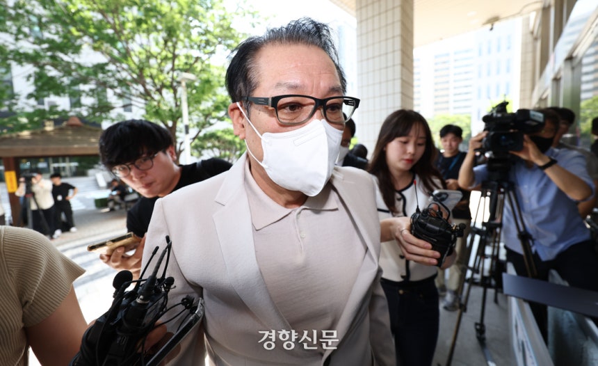 2018년 전국지방선거 공천헌금 의혹 혐의를 받는 ‘건진법사’ 전성배씨가 지난달 23일 서울 양천구 서울남부지법에서 열린 정치자금법 위반 혐의 사건 1심 속행 재판에 출석하기 위해 법정으로 향하고 있다. 문재원 기자