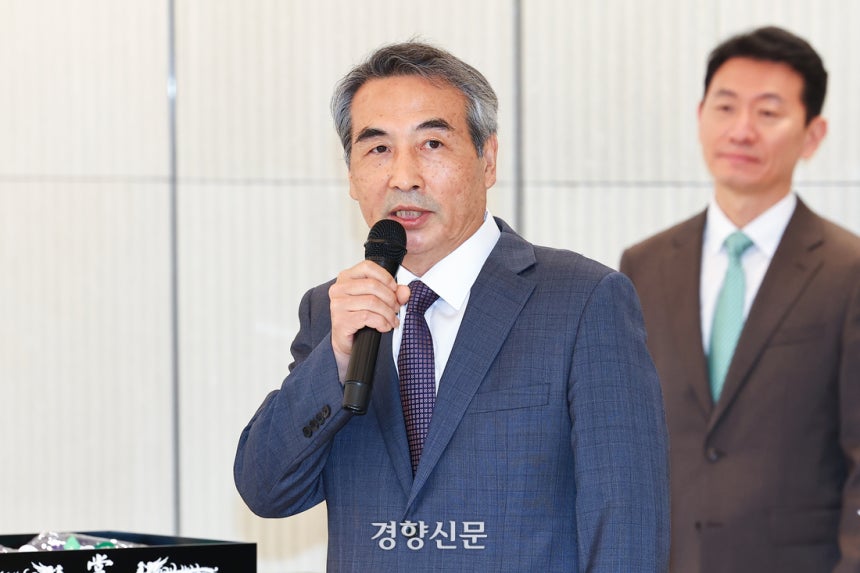 윤석열 전 대통령 부인 김건희 여사와 관련한 각종 의혹 사건을 수사하는 민중기 특별검사가 2일 서울 종로구 KT광화문빌딩에 마련된 사무실 앞에서 현판 제막을 한 뒤 발언하고 있다.  정지윤 선임기자