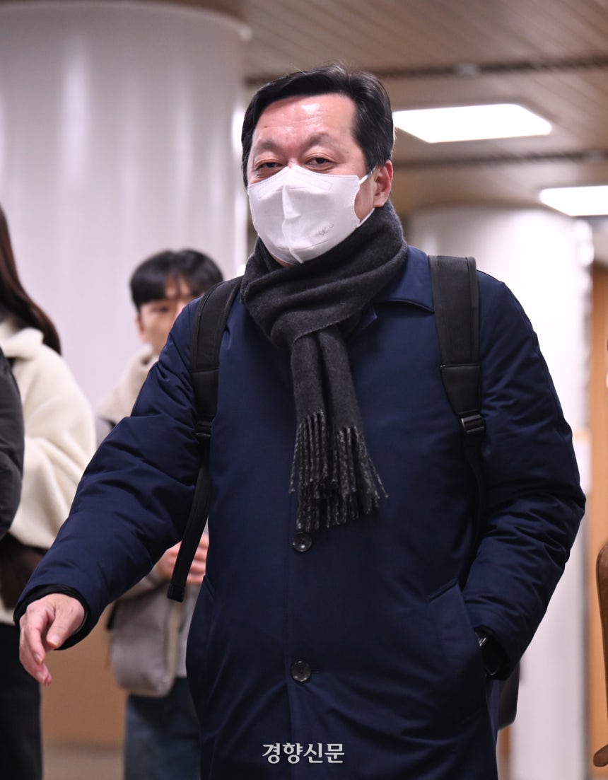 정진상 전 더불어민주당 대표실 정무조정실장이 지난 2월4일 오전 서울 서초구 서울중앙지법에서 열린 ‘대장동 배임·성남FC 뇌물’ 관련 1심 공판기일에 출석하고 있다. 문재원 기자