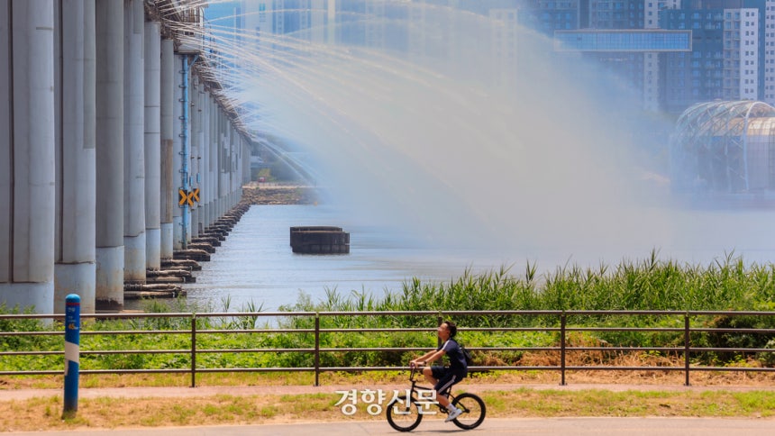 전국에 폭염경보가 발효된 8일 서울 서초구 반포한강공원에서 달빛무지개분수가 나오고 있다. 2025.07.08. 정효진 기자