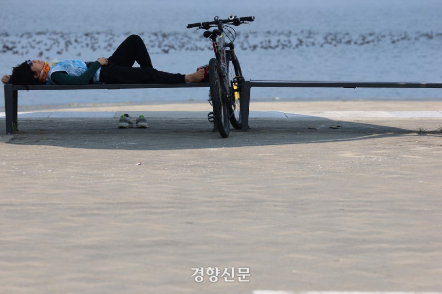 전국에 폭염경보가 발효된 8일 서울 서초구 반포한강공원에서 한 시민이 그늘에 쉬고 있다. 2025.07.08. 정효진 기자