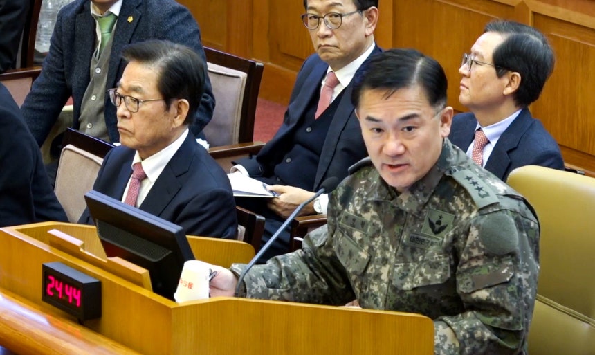 여인형 전 국군방첩사령관이 4일 서울 종로구 헌법재판소에서 열린 윤석열 대통령 탄핵심판 5차 변론기일에 증인으로 출석해 발언하고 있다. 헌법재판소 제공
