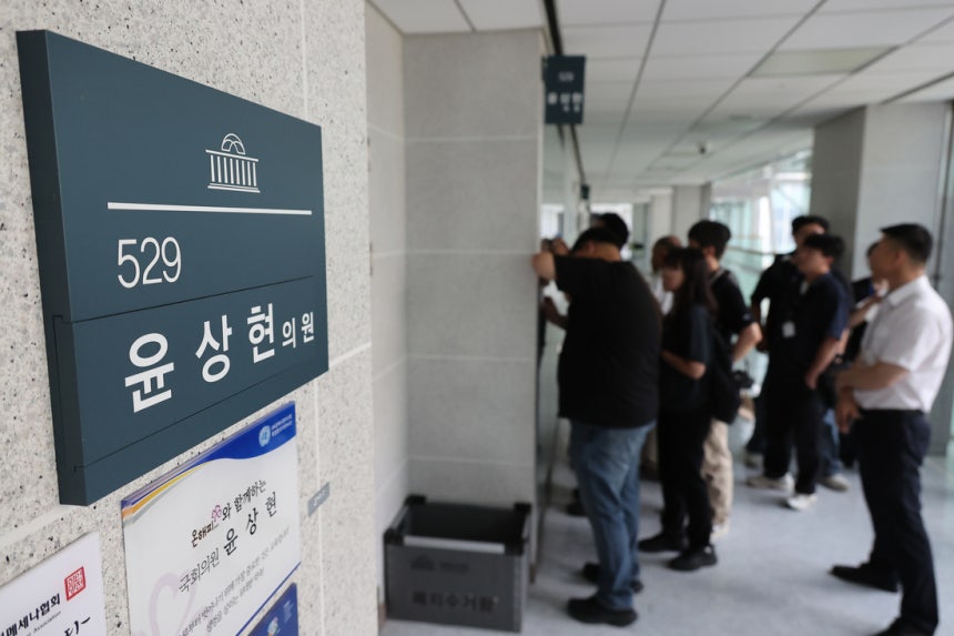 윤석열 전 대통령 배우자 김건희 여사와 관련한 의혹들을 수사하는 민중기 특별검사팀이 ‘공천 개입’ 의혹 관련자들을 상대로 전격적인 동시다발 압수수색에 나선 8일 서울 여의도 국회의원회관 내 윤상현 의원실 앞에 취재진