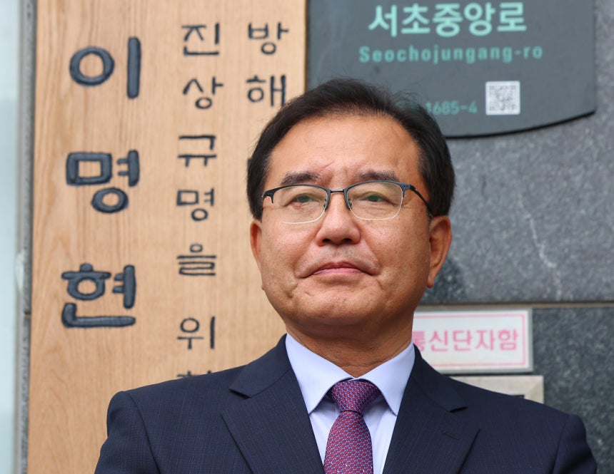 이명현 순직해병 특별검사가 2일 서울 서초구 서초한샘빌딩에 마련된 특검 사무실에서 진행된 현판식을 마친 후 현판 앞에 서 있다. 연합뉴스