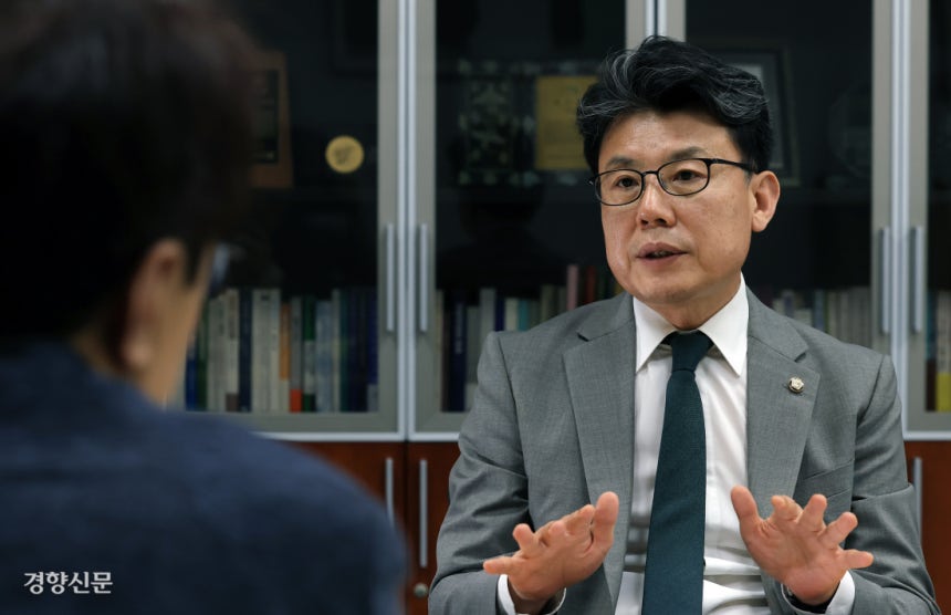진성준 더불어민주당 정책위의장이 지난 4일 국회 의원회관에서 정부의 전격적인 6·27 대출 규제 조치 이후 부동산 시장 대응 방안, 인공지능(AI)과 상법 개정 등 경제 현안들에 대해 이야기하고 있다. 그는 “대출 