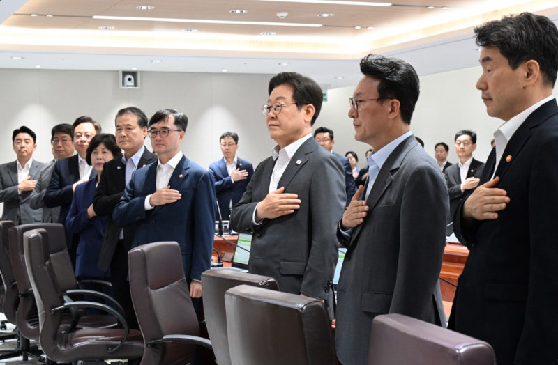 새벽 1시 넘어 날아든 ‘상호관세 서한’…긴 하루, 발 빠르게 움직였다