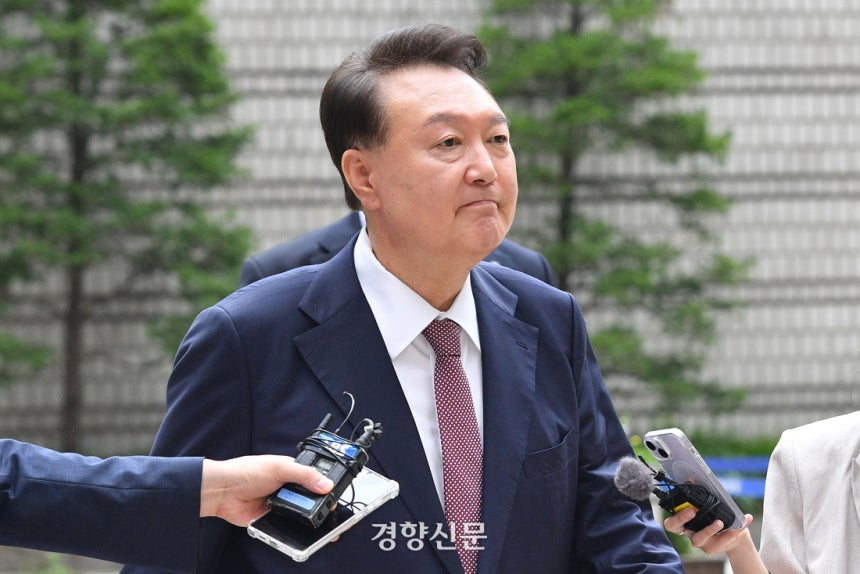 윤석열 전 대통령이 지난 3일 서울 서초구 서울중앙지방법원에서 열린 내란 우두머리 혐의·직권남용 권리행사 방해 혐의 사건 9차 공판에 출석하고 있다. 사진공동취재단
