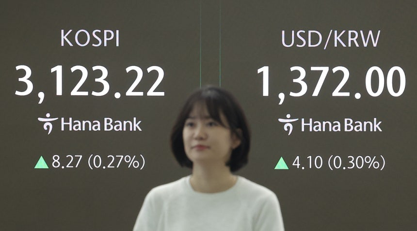 9일 오전 서울 중구 하나은행 본점 딜링룸에서 딜러가 업무를 보고 있다. 연합뉴스