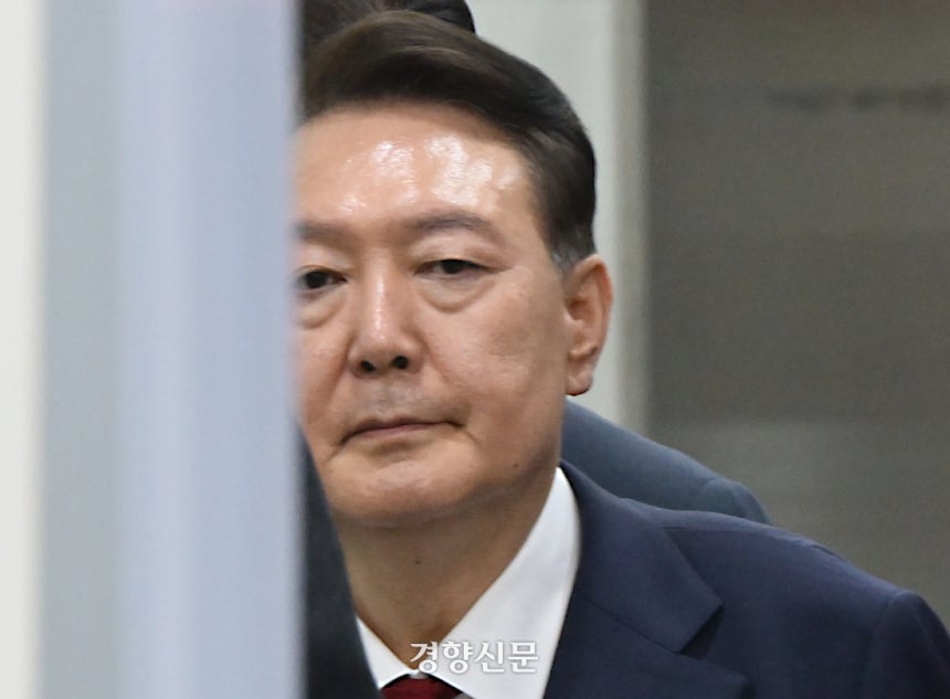 윤석열 전 대통령이 9일 서울 서초구 서울중앙지법에서 영장실질심사를 마치고 나오고 있다. 문재원 기자