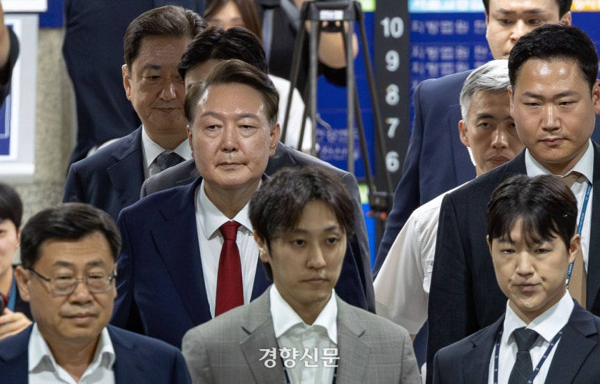 윤석열 전 대통령이 9일 서울 서초구 서울중앙지방법원에서 열린 2차 구속 전 피의자 심문(영장실질심사)을 마친 뒤 서울구치소로 향하고 있다. 문재원 기자
