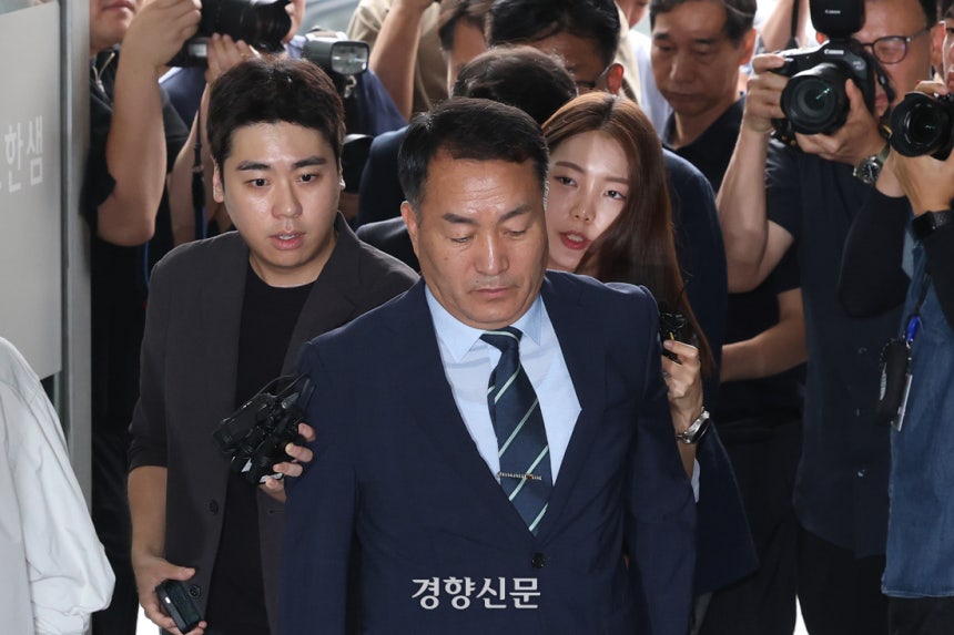 김계환 전 해병대사령관이 7일 순직 해병 특검 소환조사를 위해 서울 서초구 이명현 순직 해병 특검 사무실에 출석하고 있다. 정효진 기자