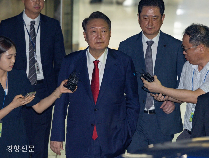 윤석열 전 대통령이 지난 9일 서울 서초구 서울중앙지방법원에서 열린 영장실질심사(구속 전 피의자 심문)을 마친 뒤 서울구치소로 향하고 있다. 문재원 기자