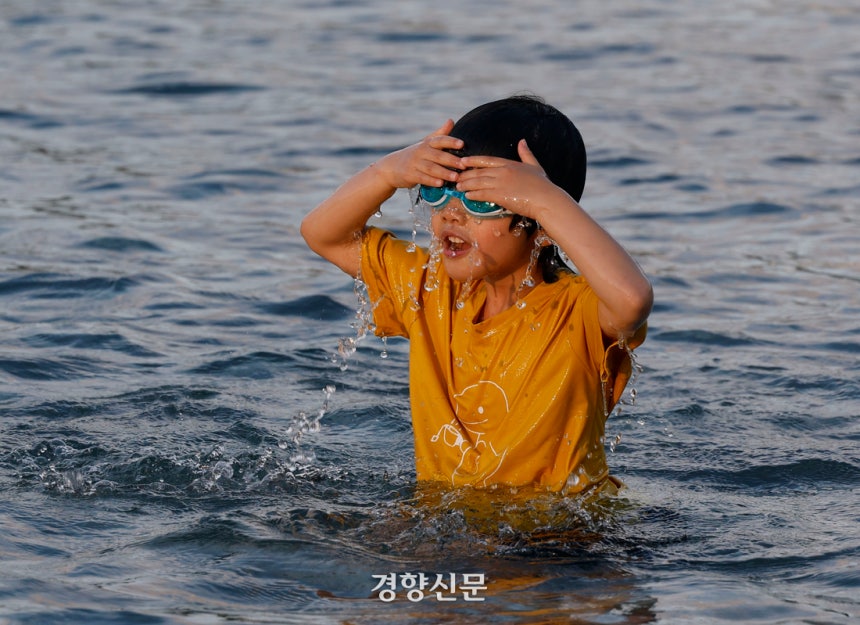 서울 전역에 올해 첫 폭염주의보가 발효된 지난달 30일 여의도 물빛광장을 찾은 어린이가 물속에 뛰어들어 더위를 식히고 있다. 문재원 기자