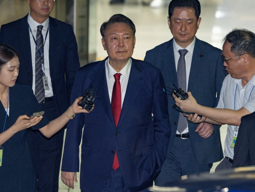 12·3 비상계엄과 관련해 특검의 수사를 받는 윤석열 전 대통령이 9일 서울 서초구 서울중앙지법에서 열린 구속 전 피의자 심문(영장실질심사)이 끝난 뒤 법원을 떠나고 있다. 연합뉴스