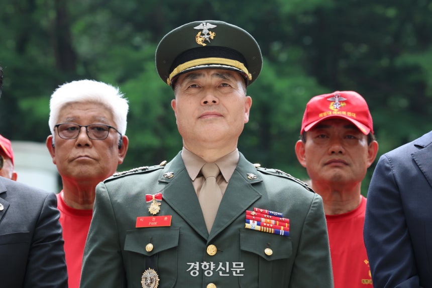 박정훈 해병대 대령이 6월27일 서울 서초구 고등법원에서 열린 항소심 공판을 마친 뒤 기자회견에 참석해 있다. 정효진 기자