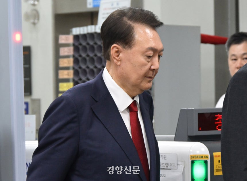 윤석열 전 대통령이 9일 서울 서초구 서울중앙지법에서 영장실질심사를 마치고 나오고 있다. 문재원 기자