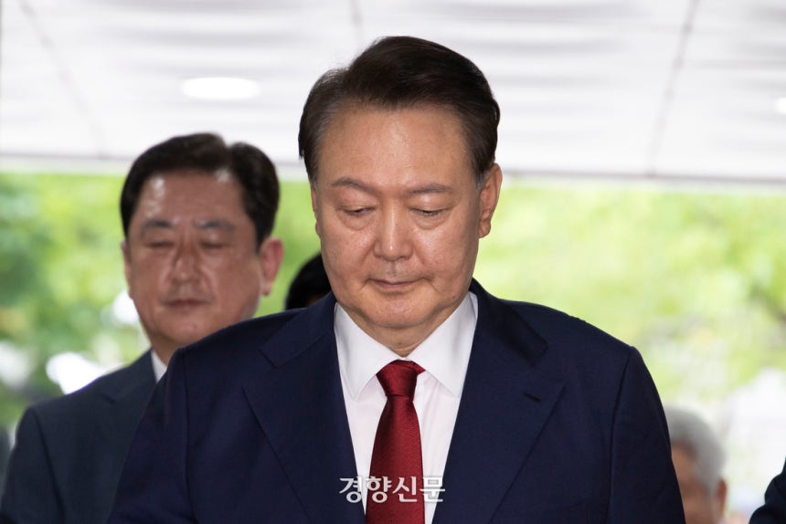 윤석열 전 대통령이 9일 오후 구속 전 피의자 심문(영장실질심사)을 받기 위해 서울 서초구 서울중앙지법으로 들어서고 있다. 문재원 기자