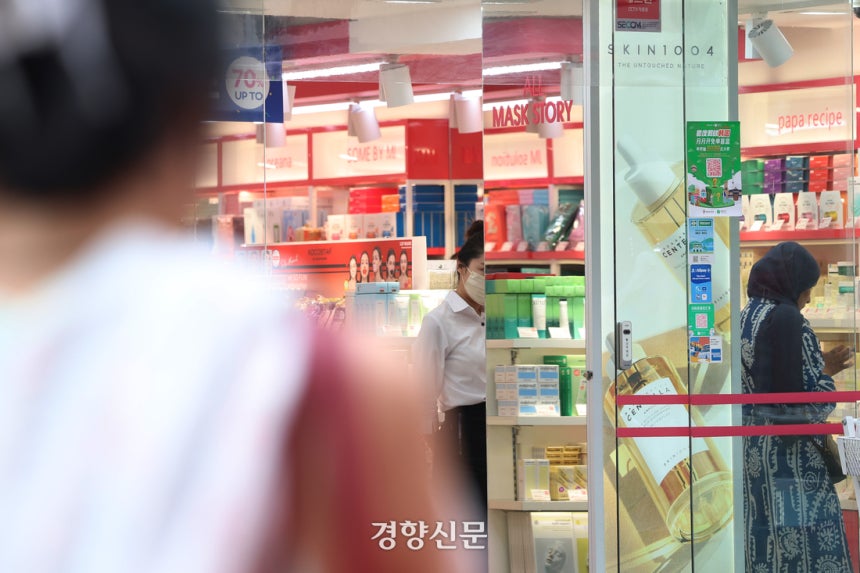 서울 지역에 폭염경보가 발효된 지난 7일 서울 중구 명동의 한 상점이 냉방기기를 가동한 채 영업을 하고 있다. 정효진 기자