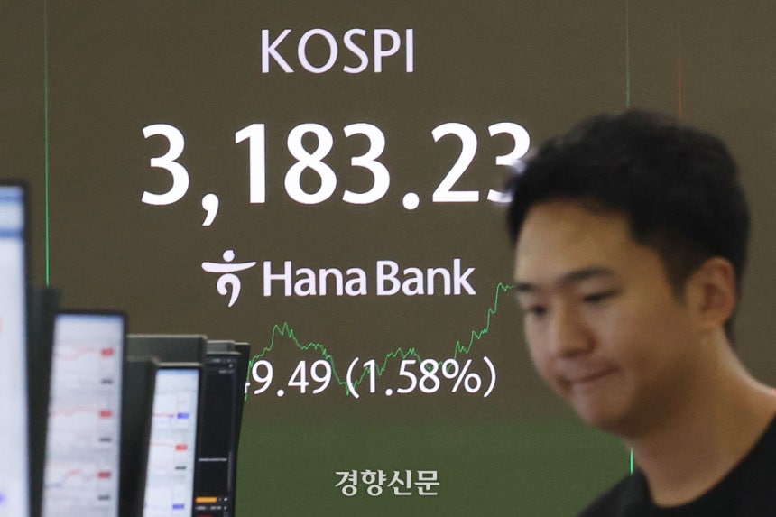 코스피가 전장보다 49.49 포인트(1.58%) 오른 3183.23원으로 마감하며 연중 최고점을 경신한 10일 서울 중구 하나은행 딜링룸에서 딜러들이 업무를 보고 있다. 2025.07.10 한수빈 기자