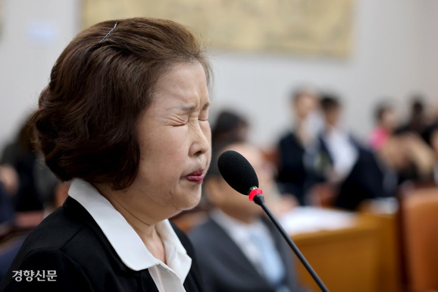 손효숙 리박스쿨 대표 “마녀사냥 당해 심신미약자 됐다” 손효숙 리박스쿨 대표가 10일 국회 교육위원회에서 열린 리박스쿨 청문회에서 고민정 더불어민주당 의원의 추궁이 이어지는 동안 눈을 감고 있다. 박민규 선임기자