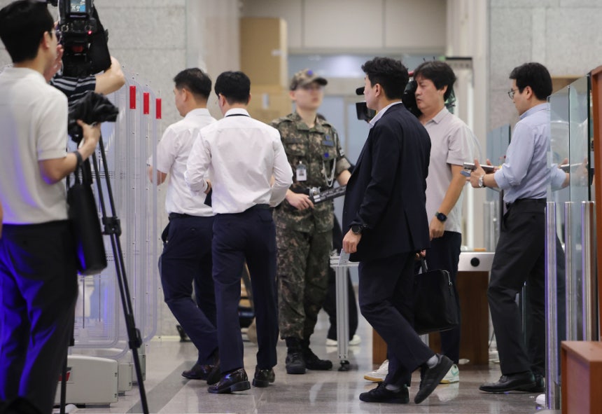 국방부 들어가는 채 상병 특검팀 해병대 채 상병 사건 수사방해 의혹을 수사하는 이명현 순직해병 특검팀이 10일 수사 외압 의혹의 단초가 된 ‘VIP 격노설’과 관련한 압수수색을 하기 위해 서울 용산구 국방부 청사에 