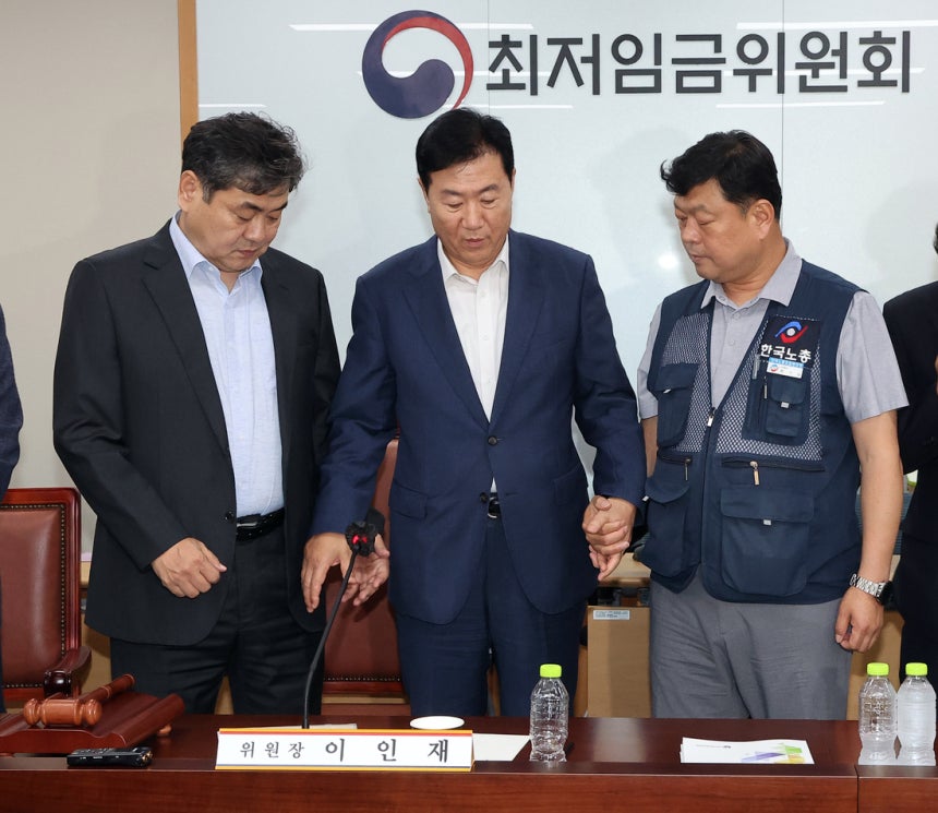 10일 정부세종청사에서 열린 제12차 전원회의에서 내년 최저임금을 시간당 1만320원으로 17년 만에 합의로 결정한 뒤 이인재 위원장(왼쪽부터), 사용자위원인 류기정 한국경영자총협회 전무, 근로자위원인 류기섭 한국노