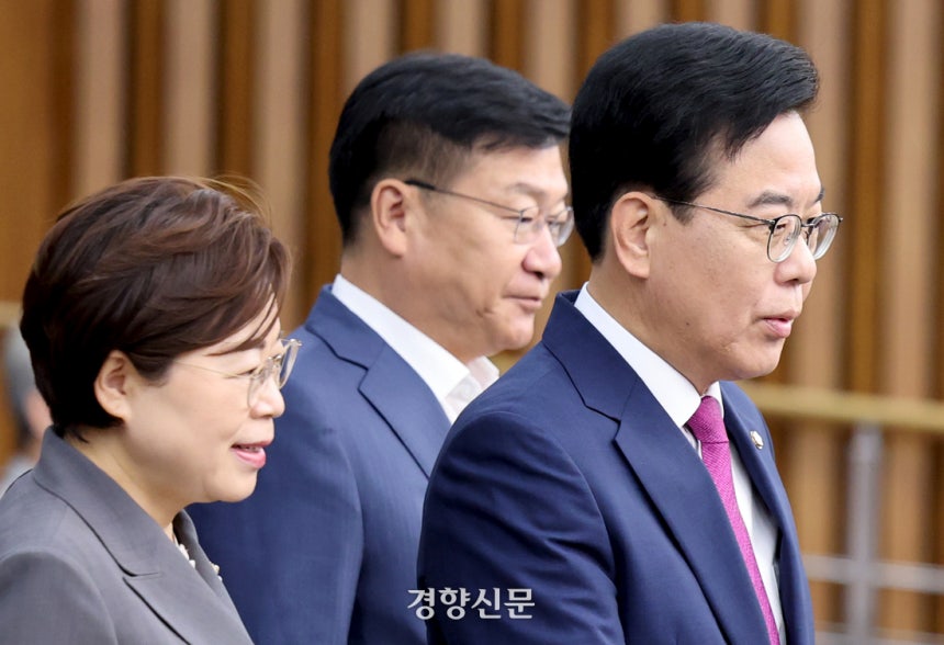 송언석 국민의힘 비상대책위원장 겸 원내대표, 정점식 사무총장, 김정재 정책위의장(오른쪽부터)가 11일 국회에서 열린 원내대책회의에 입장하고 있다. 박민규 선임기자