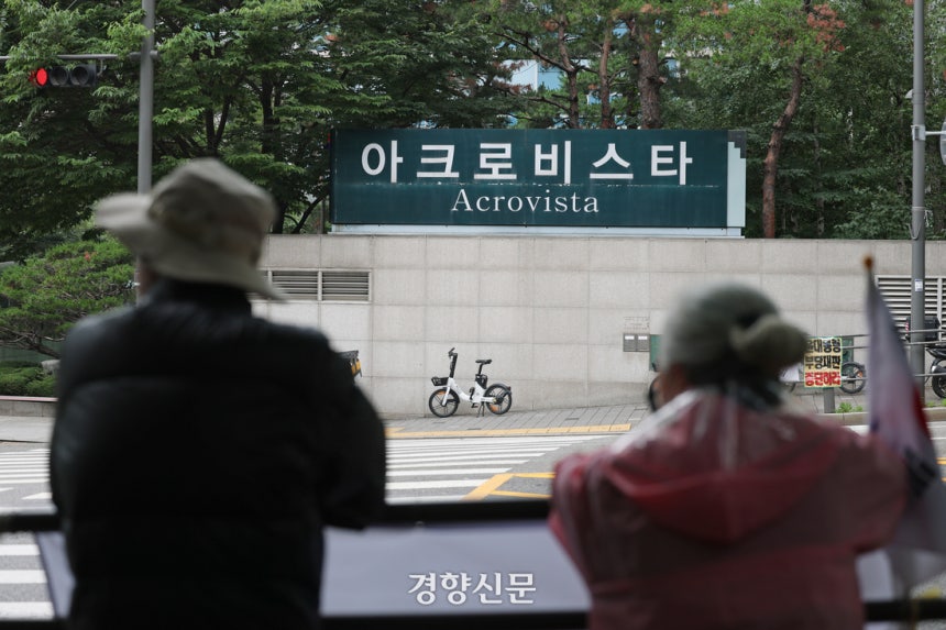 내란 특검이 윤석열 전 대통령에 대해 체포영장을 청구한 다음날인 25일 서울 서초구 윤석열 대통령 사저 앞에서 지지자들이 모여있다. 2025.06.25. 정효진 기자