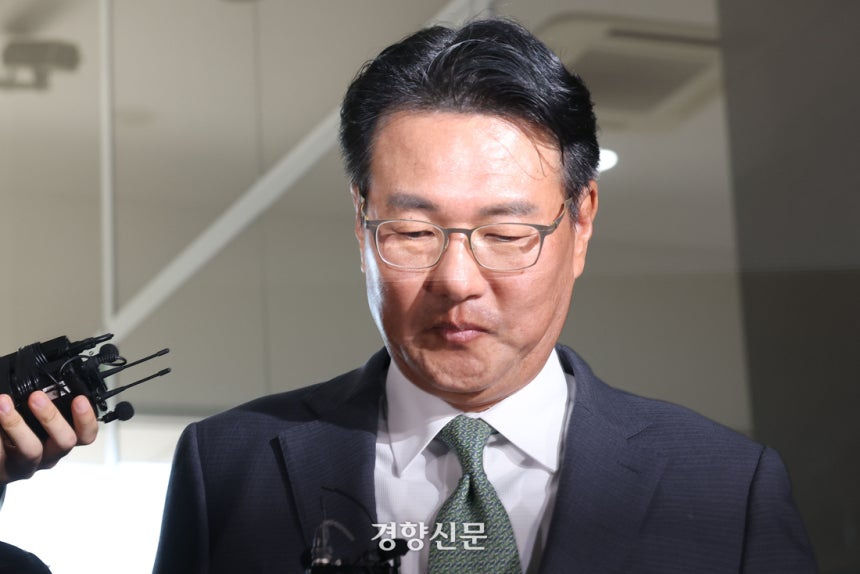 김태효 전 국가안보실 1차장이 11일 피의자 조사를 받기 위해 채 상병 특검팀이 있는 서울 서초구 서초한샘빌딩에 들어서고 있다. 한수빈 기자