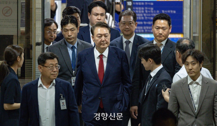 윤석열 전 대통령이 지난 9일 서울 서초구 서울중앙지법에서 열린 2차 구속 전 피의자 심문(영장실질심사)을 마친 뒤 서울구치소로 향하고 있다. 문재원 기자