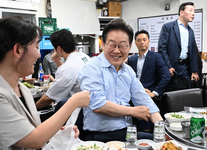 이재명 대통령이 11일 저녁 서울 종로구의 한 식당에서 직원들과 외식 행사를 하고 있다. 대통령실사진기자단