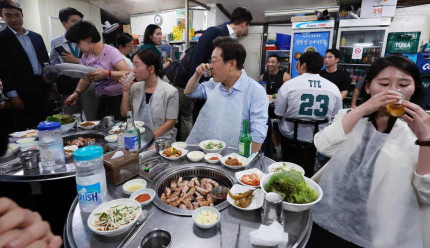 이재명 대통령이 11일 저녁 서울 종로구의 한 식당에서 직원들과 외식 행사를 하고 있다. 대통령실사진기자단