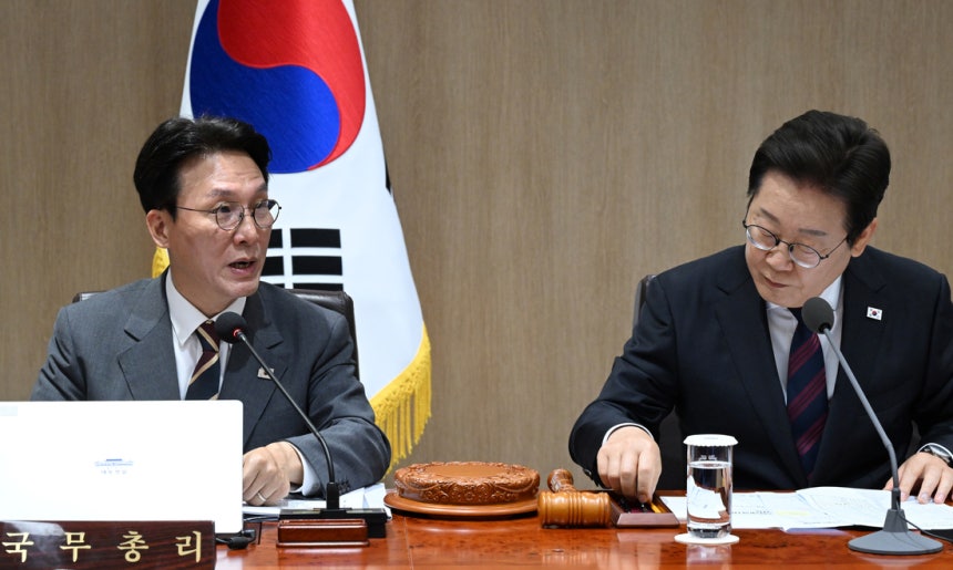31조8000억 원 규모의 추가 경정 예산안을 심의·의결하는 국무회의가 토요일인 지난 6일 서울 용산 대통령실 청사에서 열렸다. 취임 후 처음으로 국무회의에 참석한 김민석 총리가 이재명 대통령 오른쪽에 앉아 인사말을