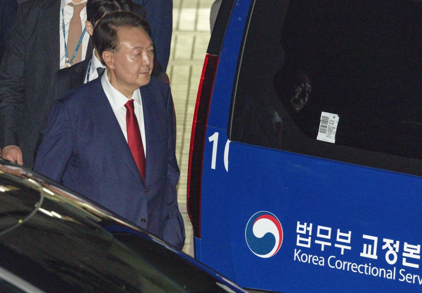 윤석열 전 대통령이 9일 서울 서초구 서울중앙지방법원에서 구속 전 피의자 심문(영장실질심사)을 마친 후 대기 장소인 서울구치소로 이동하기 위해 법무부 차량에 탑승하고 있다. 문재원 기자