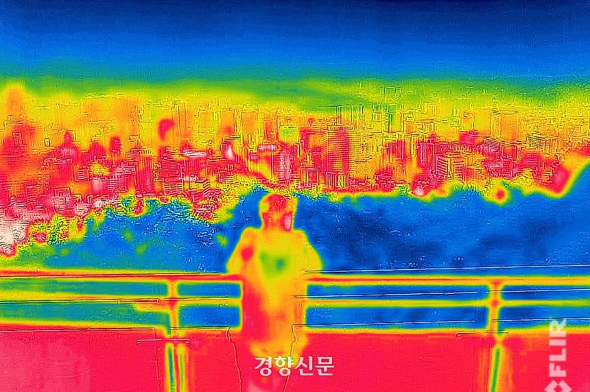 절기상 ‘소서’ 이자 서울 전 자치구에 올 여름 첫 폭염경보가 발효된 7일 서울 중구 남산에서 열화상 카메라로 바라본 도심이다.  열화상카메라는 높은 온도를 붉은 색으로, 낮은 온도를 푸른색으로 표시한다. 성동훈 기