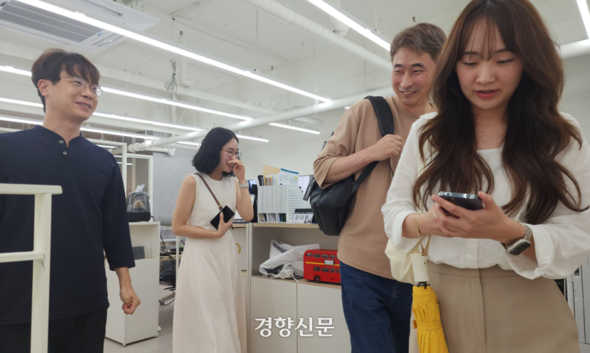 정보통신(IT)업체인 트웬티온스 직원들이 지난 7월 8일 오후 5시 40분경 퇴근하고 있다. 이 회사는 평일 근무시간을 1시간 줄이는 방식으로 주 4.5일제를 시행하고 있다. 이재덕 기자