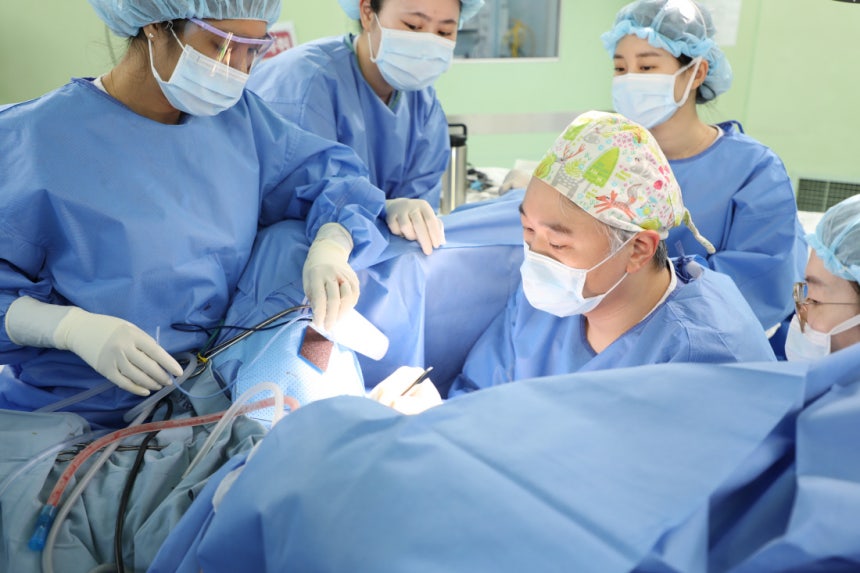 추성필 인하대병원 산부인과 교수(가운데)가 자궁외임신 환자에게 흉터를 최소화하는 시크릿 포트 수술을 하고 있다.  인하대병원 제공