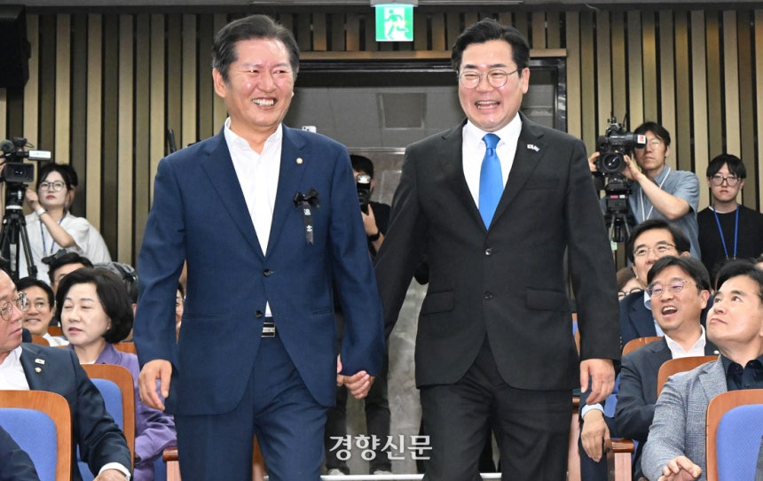 더불어민주당 당대표에 출마한 정청래, 박찬대 의원이 지난 6월 24일 국회에서 열린 의원총회에 손을 잡고 입장하고 있다. 박민규 선임기자