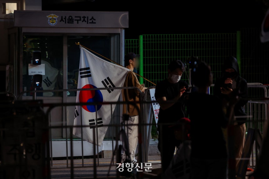 윤석열 전 대통령이 4개월 만에 재구속된 지난 10일 경기도 의왕시 서울구치소 정문 앞에 윤 전 대통령 지지자가들이 서 있다. 이준헌 기자