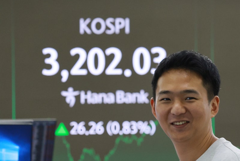 코스피 3200선 마감, 3년 10개월 만에 최고치 기록